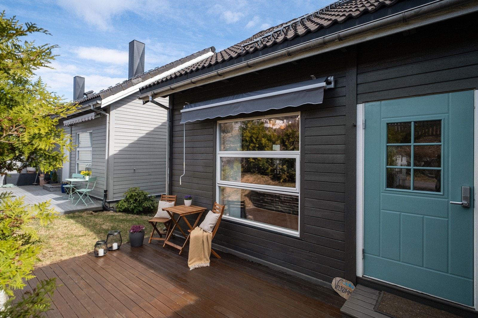 Velkomstterrassen vender mot vest og har pen beplantning, markise og god plass til sittegruppe. Galleribilde