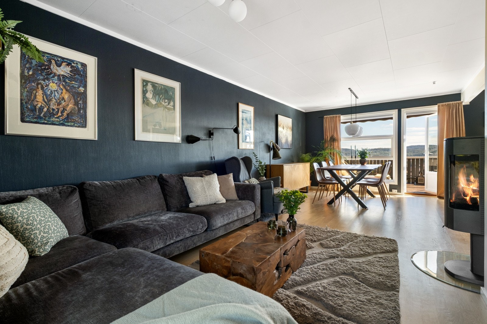 Gjennomgående stue med utgang til verandaen i enden. Galleribilde