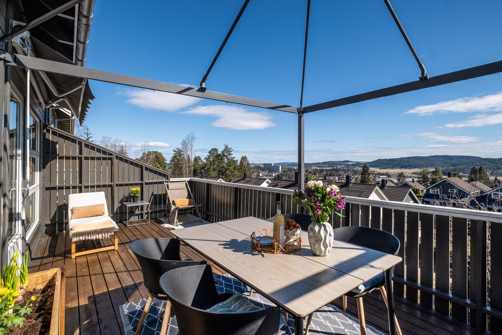 Verandaen har markise, skjermende levegger og god plass til spisegruppe, grill og utelounge. Galleribilde