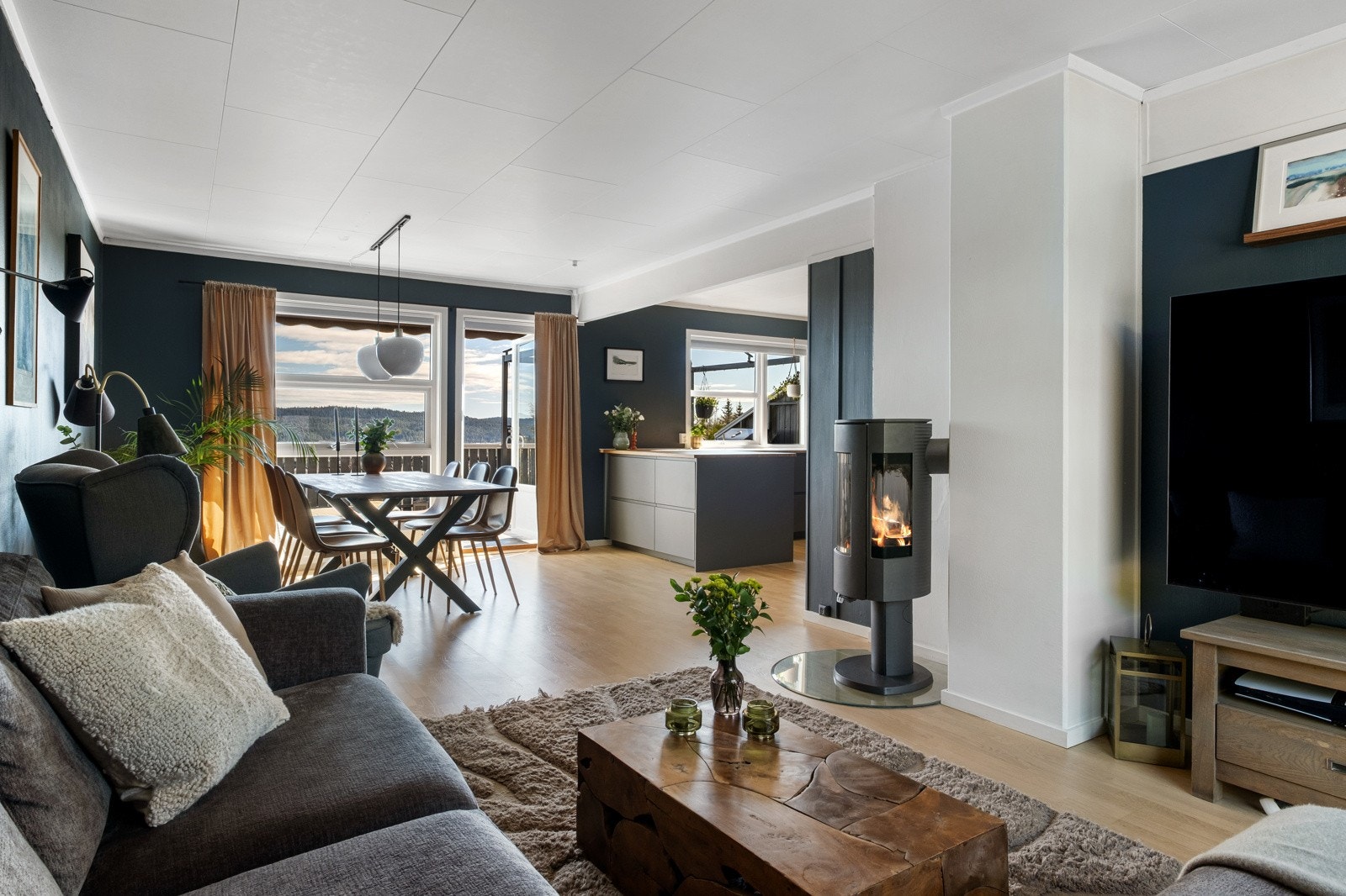 Sosialt og barnevennlig allrom i inngangsetasjen. Galleribilde