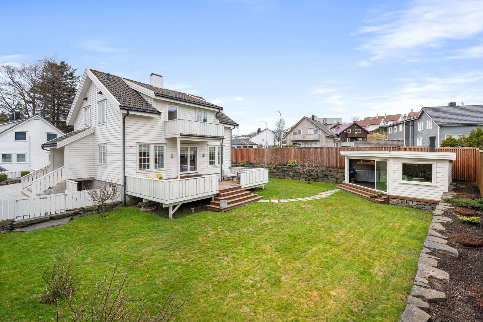 Velkommen til en innholdsrik enebolig med praktisk planløsning og stor solrik tomt. Galleribilde
