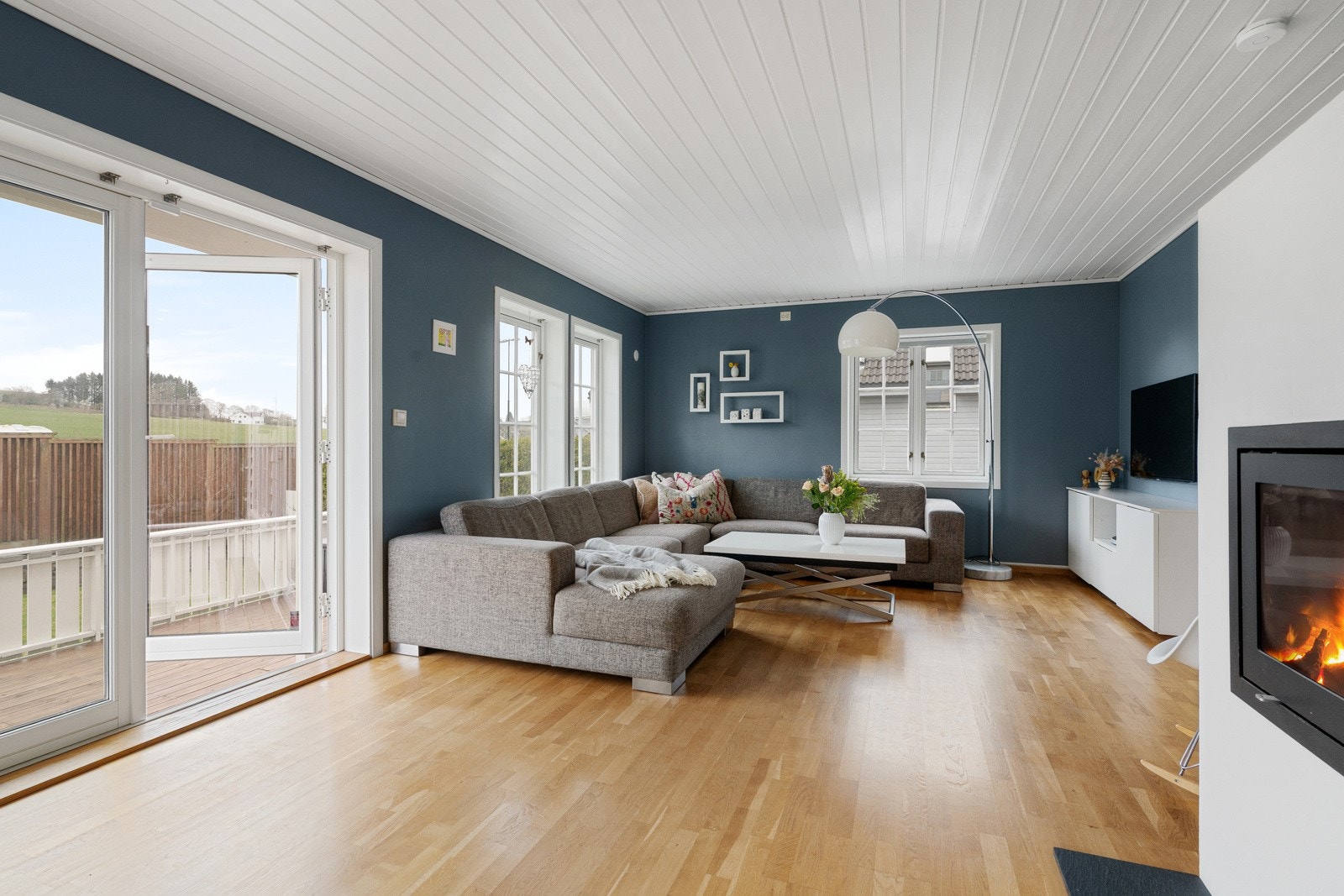 Fra stuen har man utgang til stort solrikt uteområde. Galleribilde