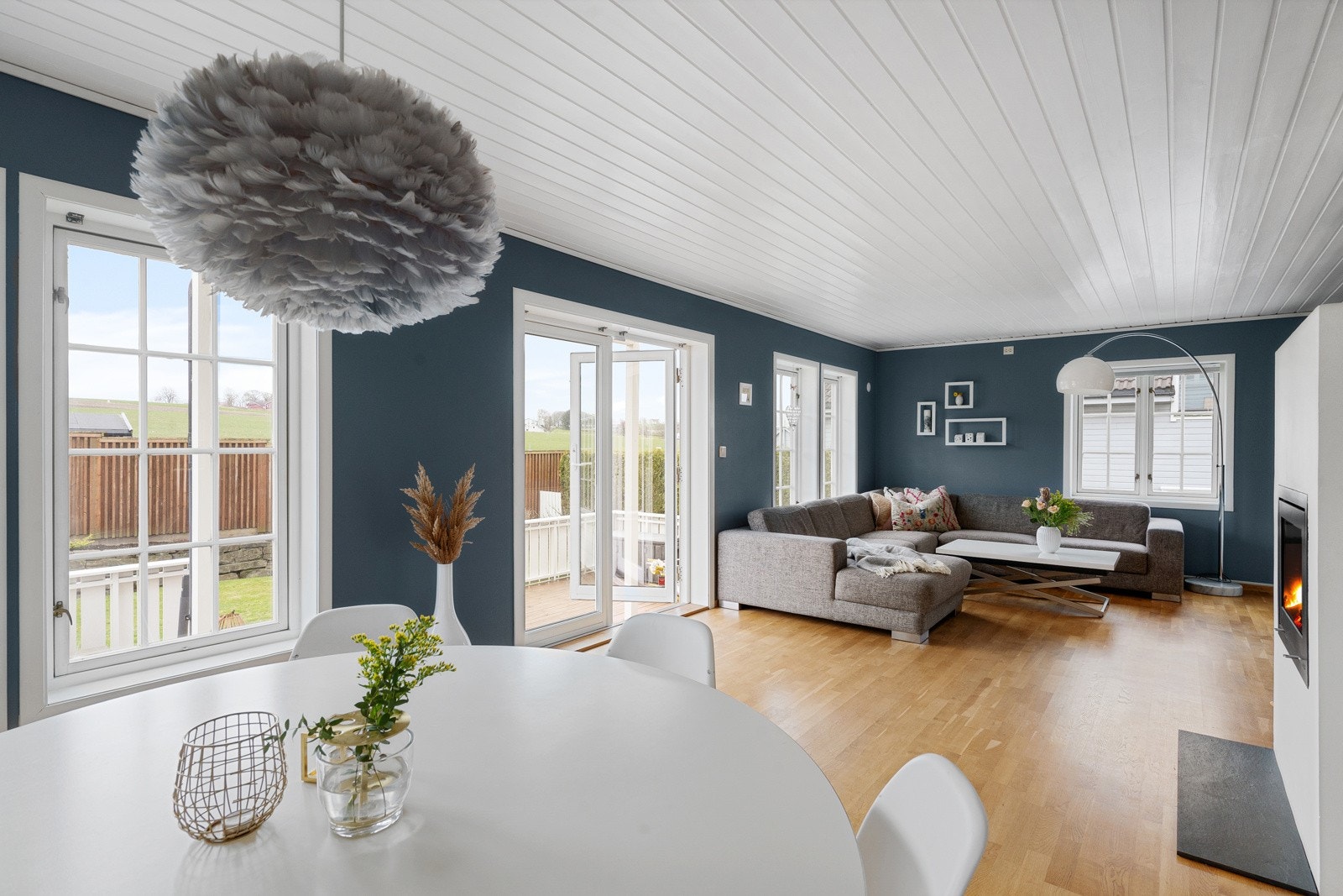 De store vindusflatene sikrer rikelig med naturlig lysinnslipp. Galleribilde