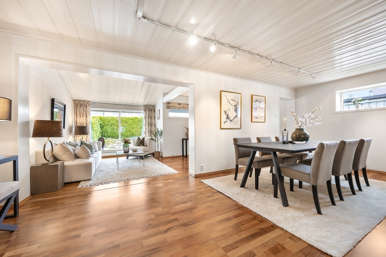 Her er det god plass til både spisestue, loungeavdeling og lesekrok. Galleribilde