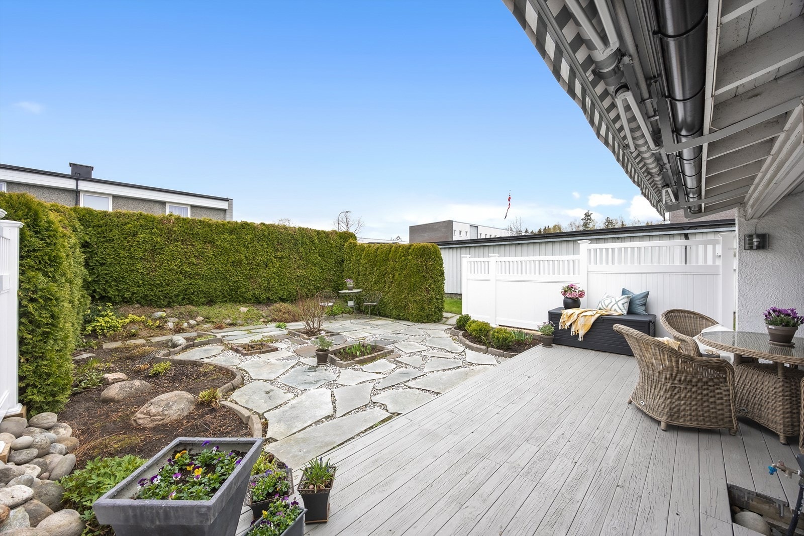 Fra stuen er det utgang til en herlig terrasse på 20 kvm. Galleribilde