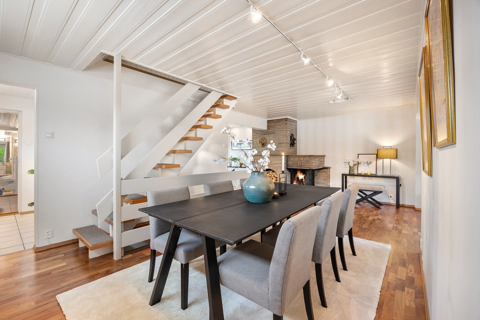 God spiseplass hvor det kan dekkes til langbord og invitere de du er aller mest glad i. Galleribilde
