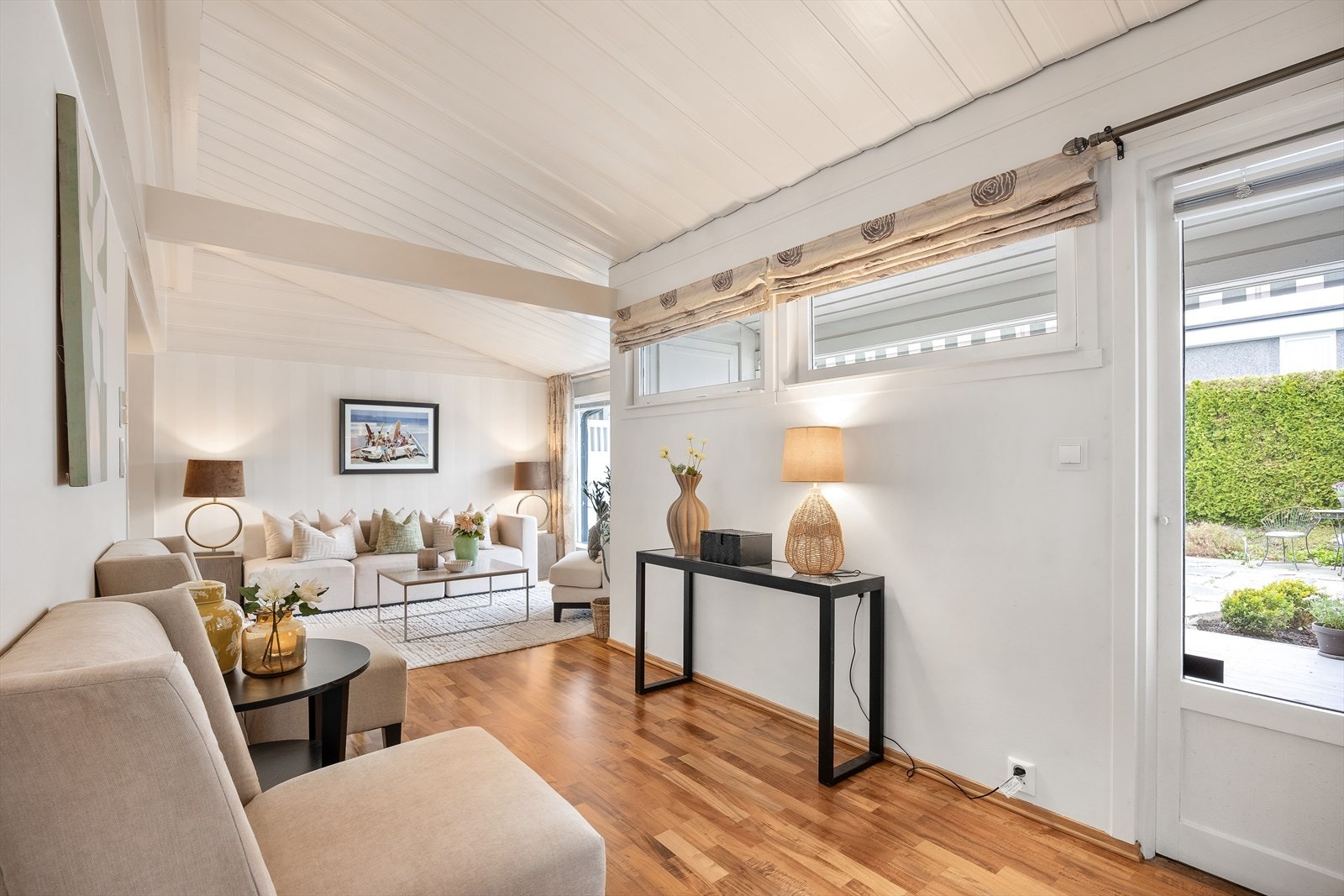 I stuen er det plass til flere hyggelige sittegrupper, og her ifra er det utgang til en koselig terrasse og hage. Galleribilde