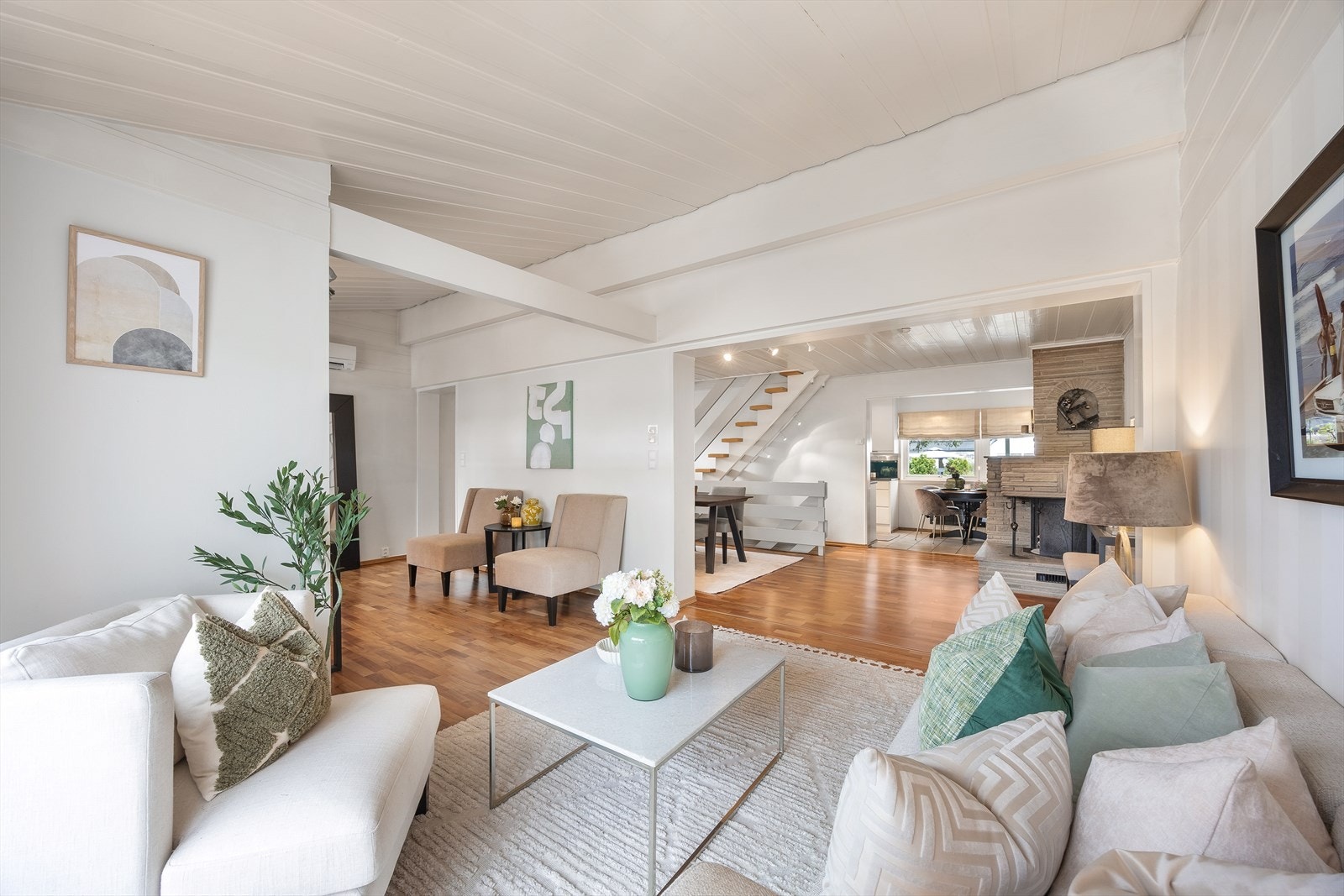Den åpne løsningen legger godt til rette for et sosialt liv med venner og familie. Galleribilde