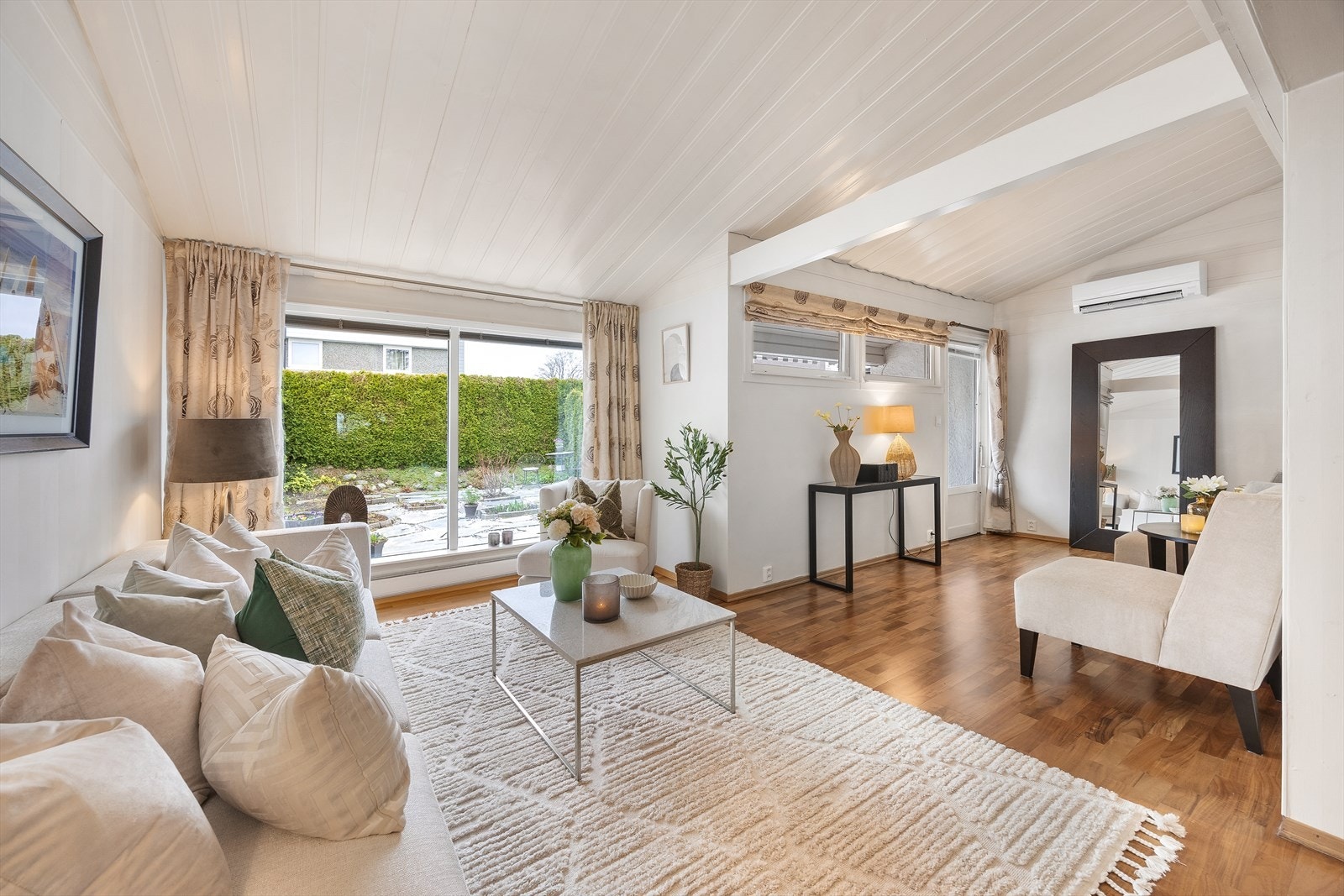 Opplev en lun stue, ideell for avslapning, underholdning og sosiale sammenkomster. Galleribilde