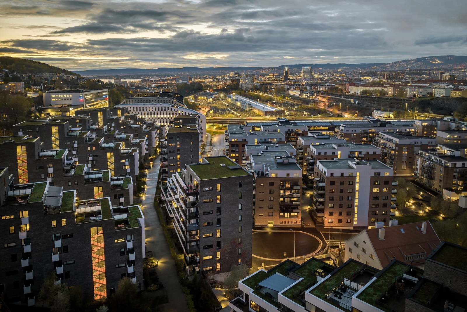 Fra Kværnerbyen er det gangavstand til Gamlebyen, Vålerenga, Ekeberg, Bjørvika, Sørenga, Oslobukta og Bjørvika. Det er 10 min til Oslo S, enten du velger 54-bussen eller sykkelen. Galleribilde