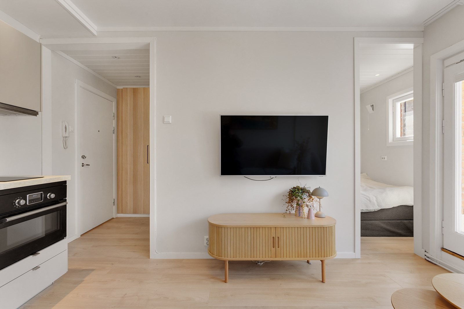 Det er god plass til tv og mediemøblement. Galleribilde