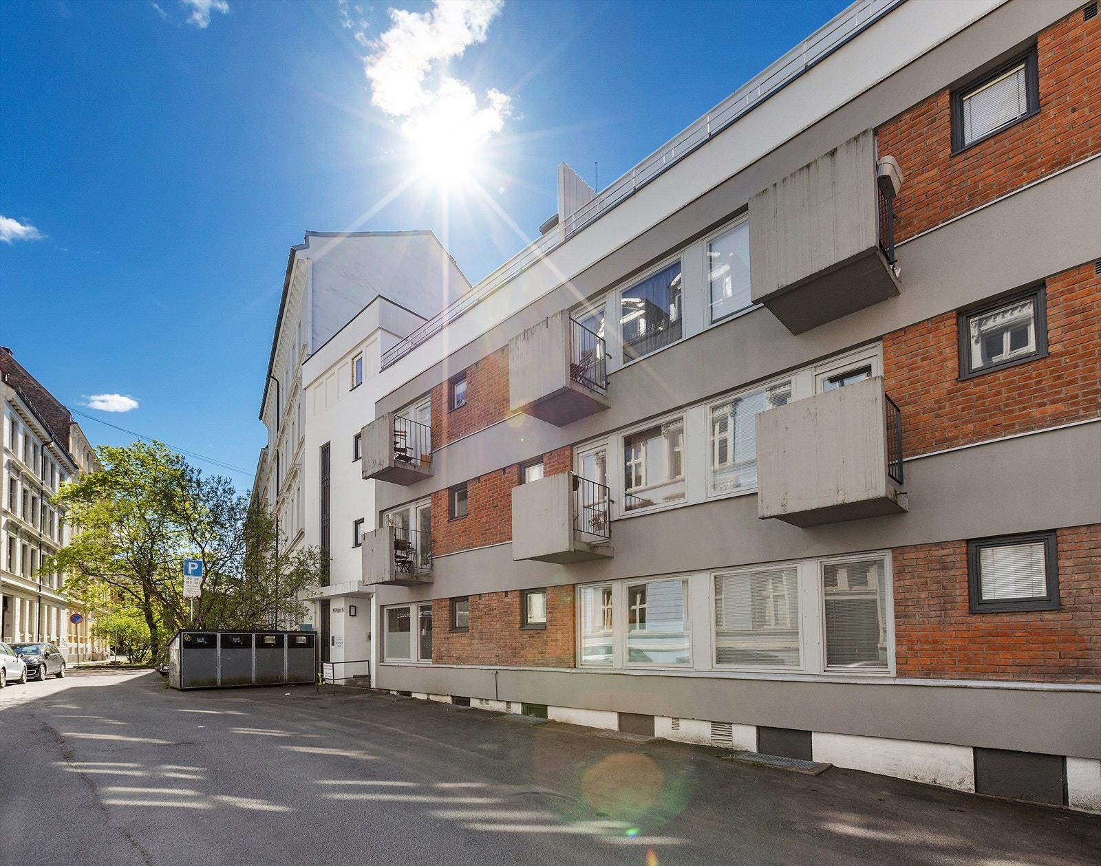 Fra St. Hanshaugen er det gangavstand til noen av hovedstadens mest attraktive handlegater som Bogstadveien og Hegdehaugsveien, samt kort vei til Thereses gate på Bislett og det pulserende livet på Grünerløkka. Galleribilde