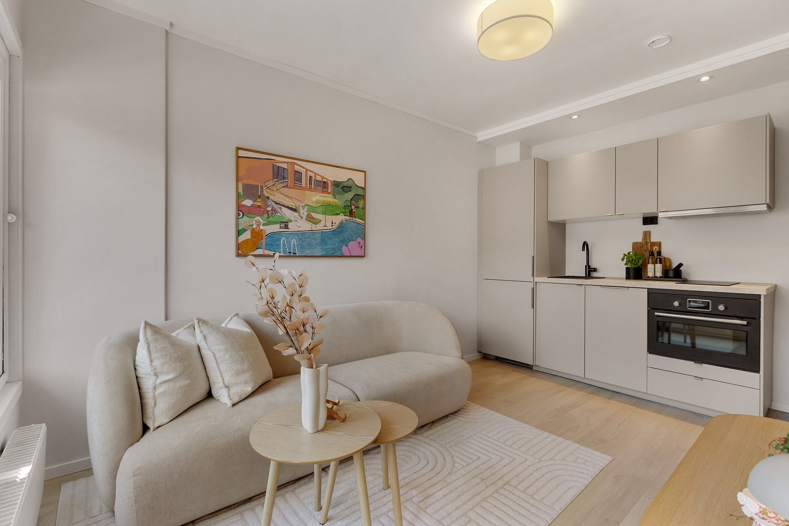 De store vinduene slipper inn rikelig med naturlig lys og med den moderne fargepaletten oppleves stuen lys og luftig. Galleribilde