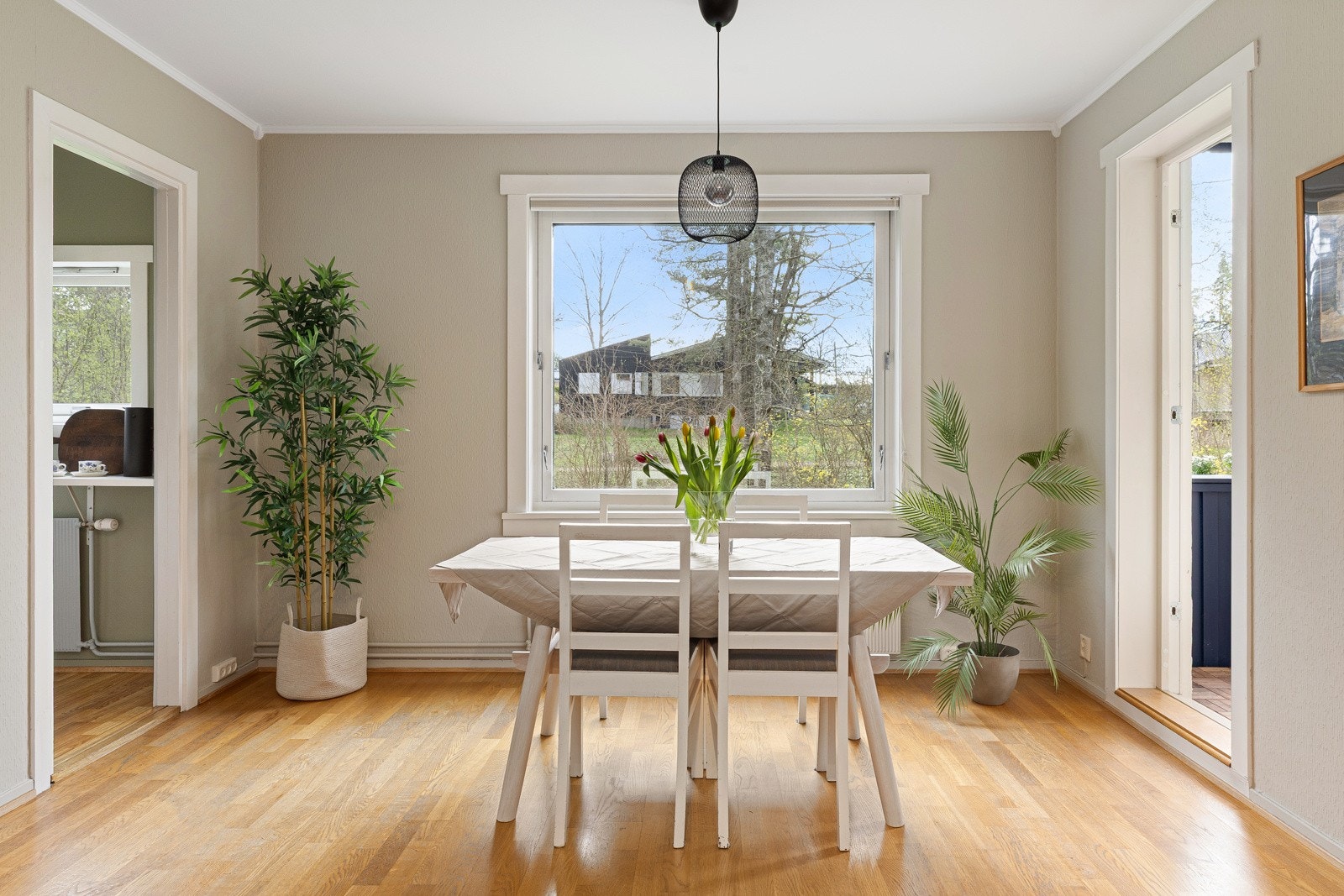 Store vindusflater gir mye naturlig lys inn i leiligheten. Galleribilde