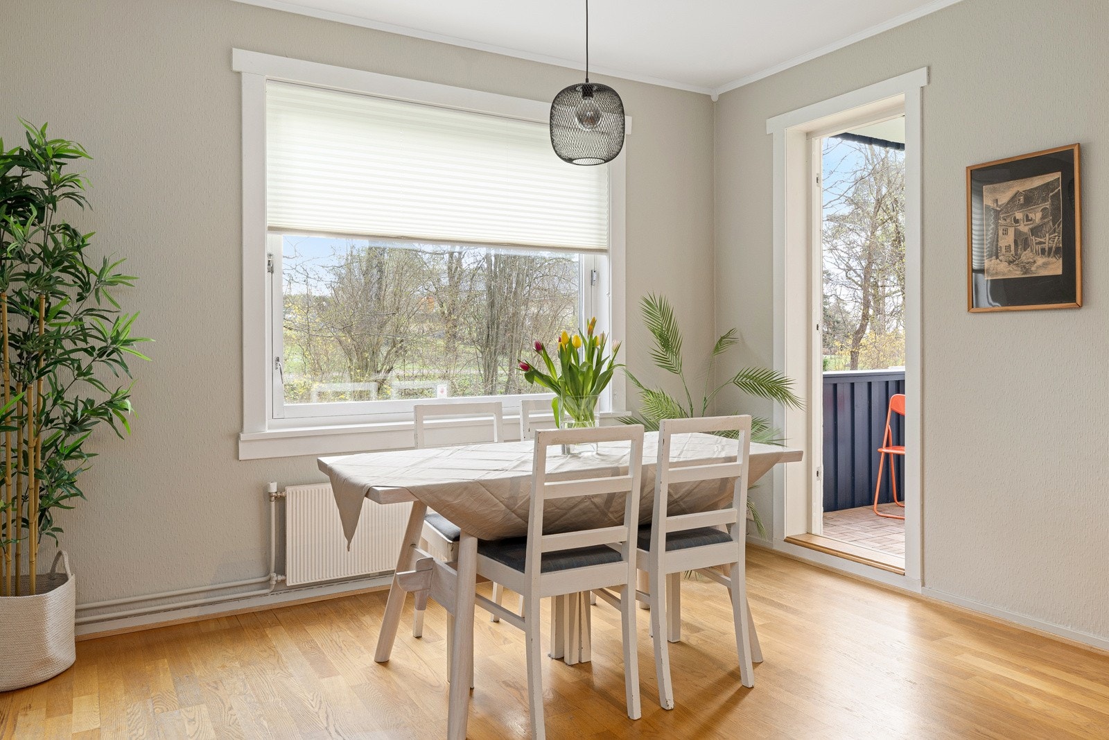 Rommet har gode vindusflater som gir rikelig med lys, samt utgang til østvendt balkong på 3,4 kvm. med formiddagssol. Galleribilde