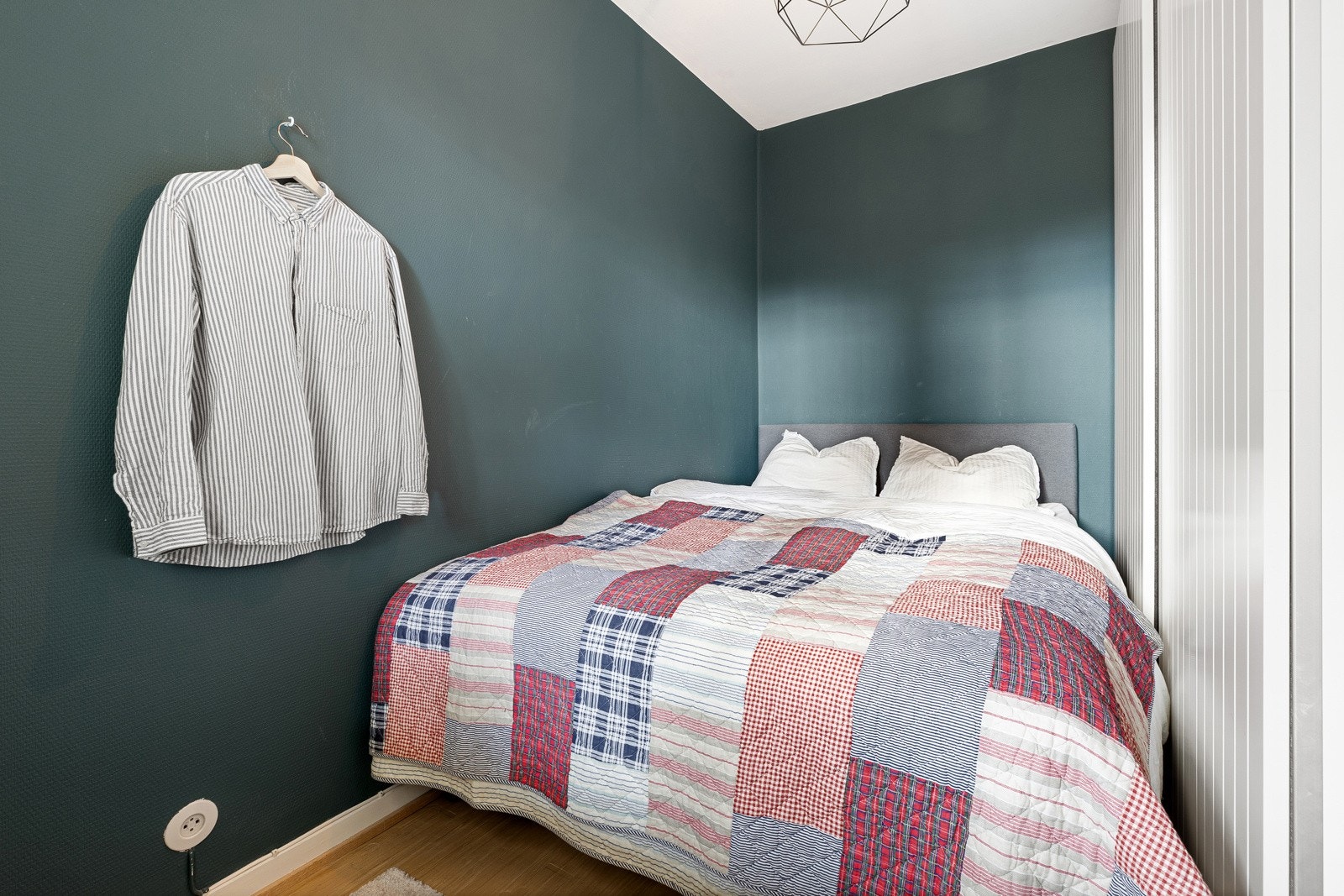 Det er laminat på gulv og malte vegger, samt klesskap. Galleribilde