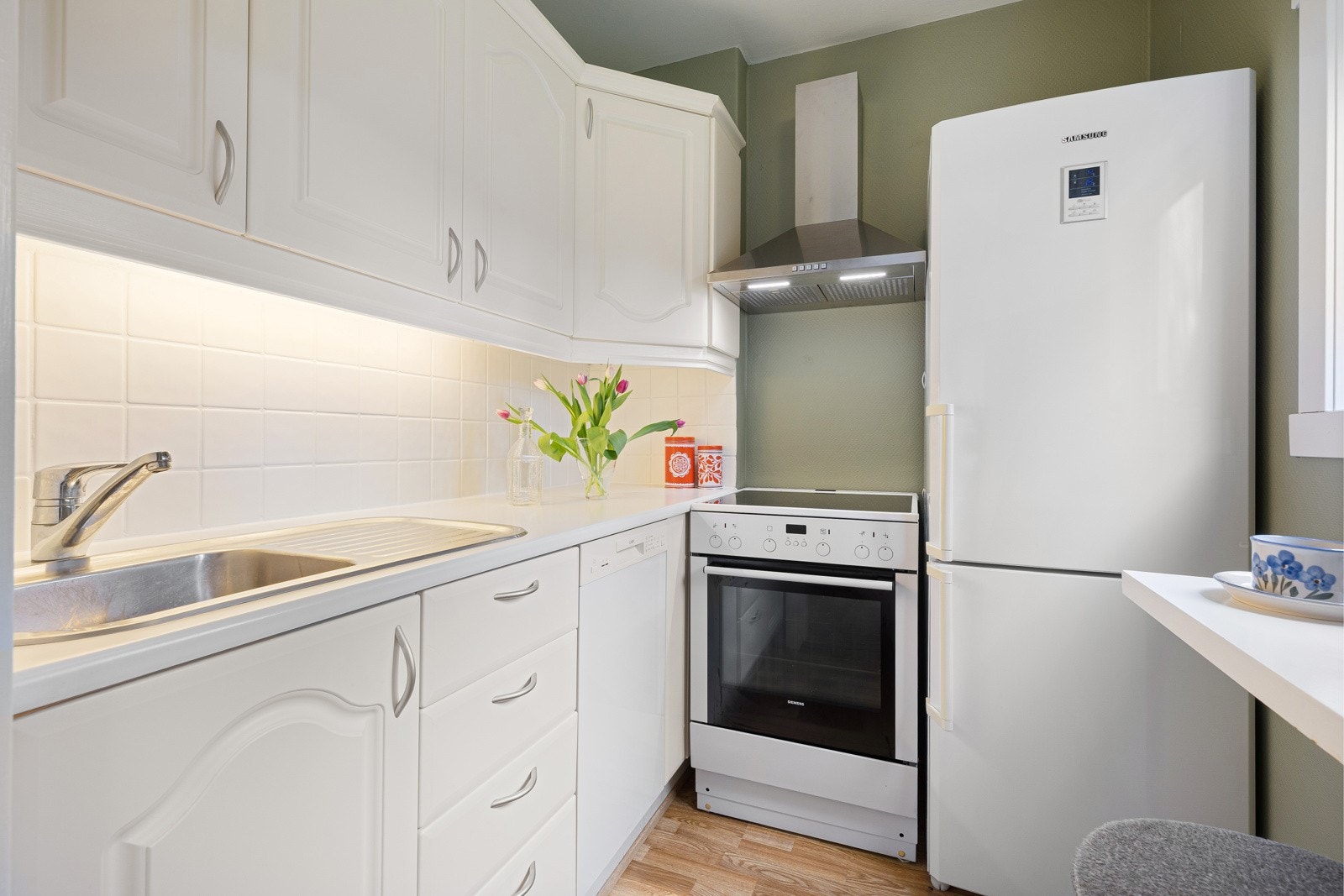 Kjøkkenet har innredning med profilerte fronter. Galleribilde