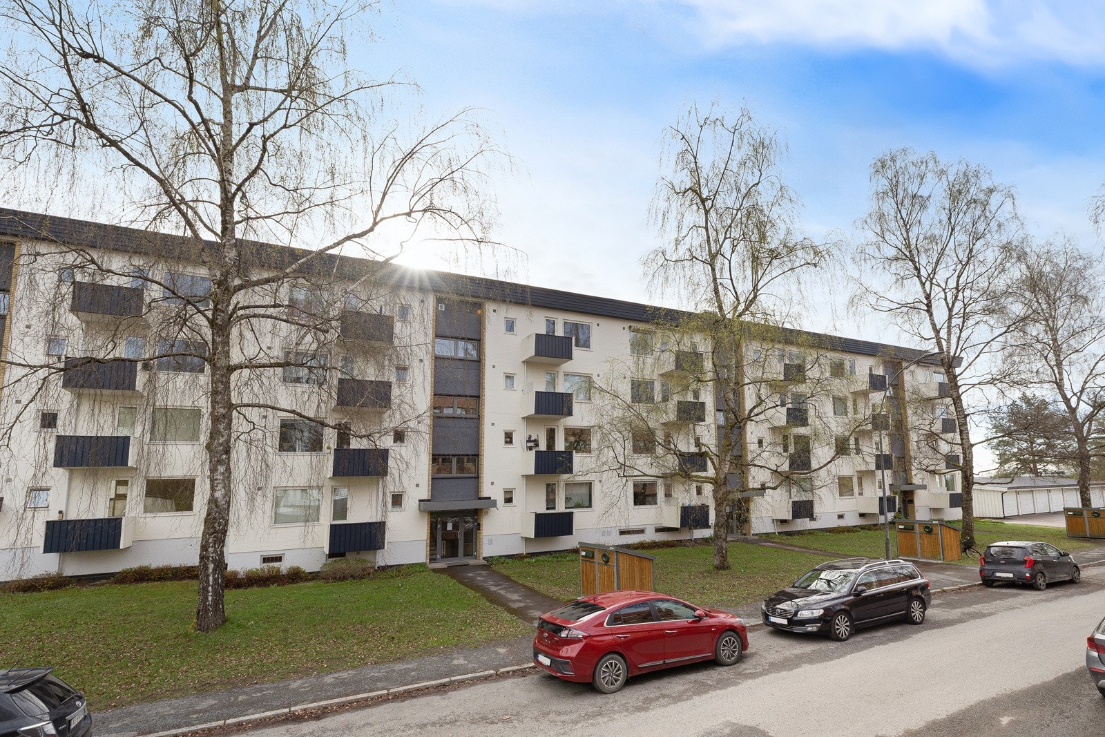 Ryddige og velstelte fellesareal med grøntanlegg beplantet med busker og trær, samt asfaltert blindvei, fortau og adkomst til bebyggelsen. Galleribilde