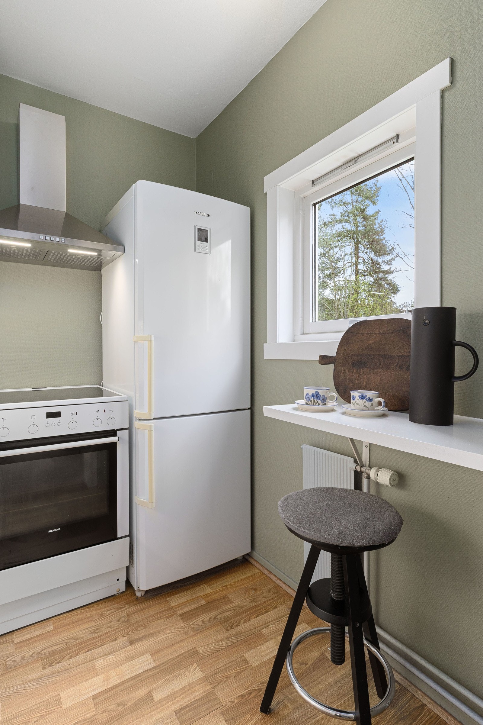 Komfyr og oppvaskmaskin medfølger. Galleribilde