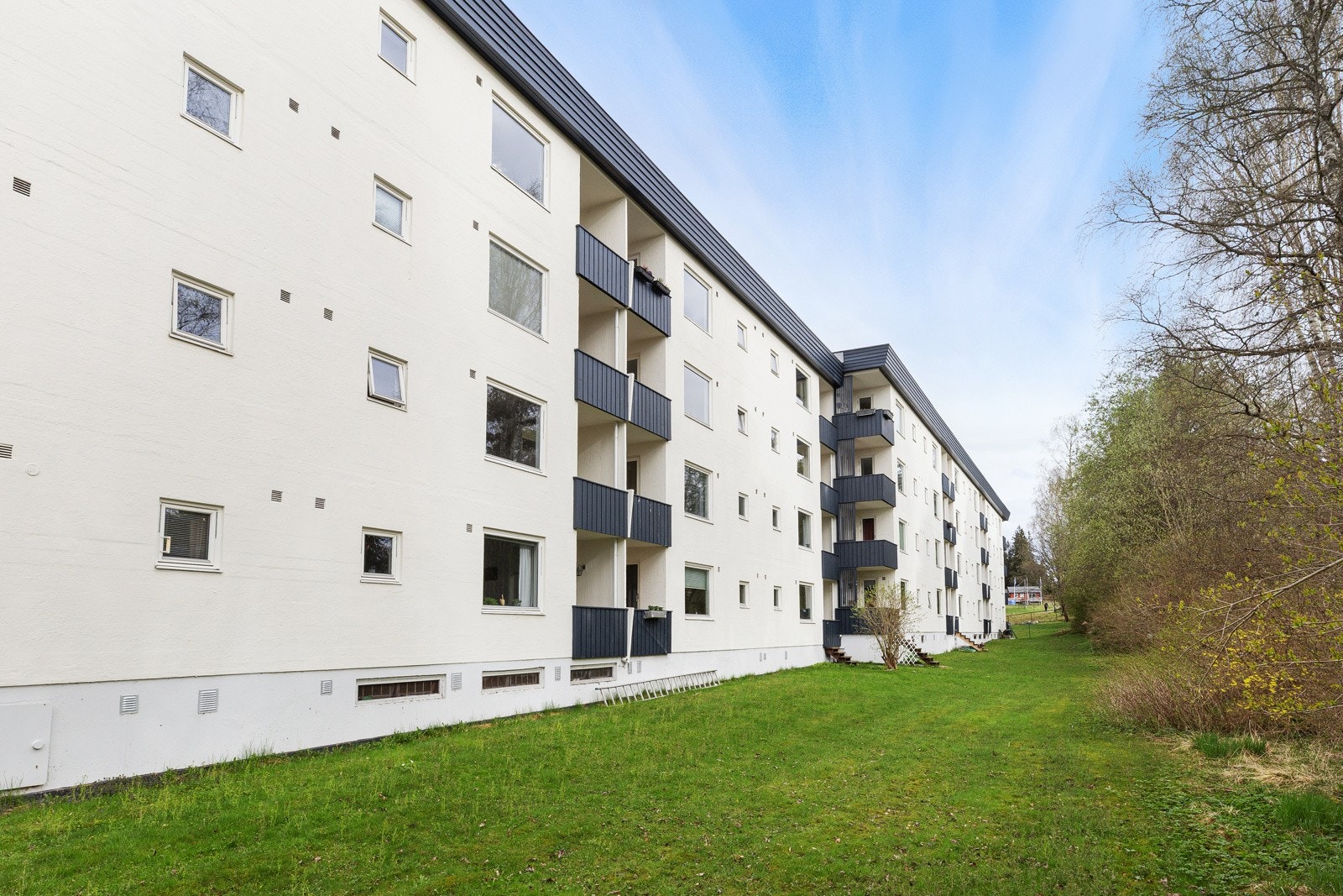 Leiligheten ligger i en høy 1 etasje, har god planløsning og fremstår lys og trivelig med umiddelbar nærhet til marka. Galleribilde