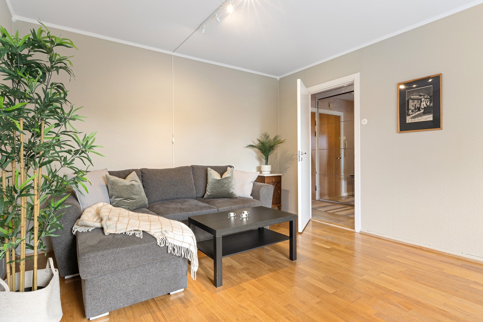 Stuen er trivelig med parkett på gulv og lyse malte vegger. Galleribilde