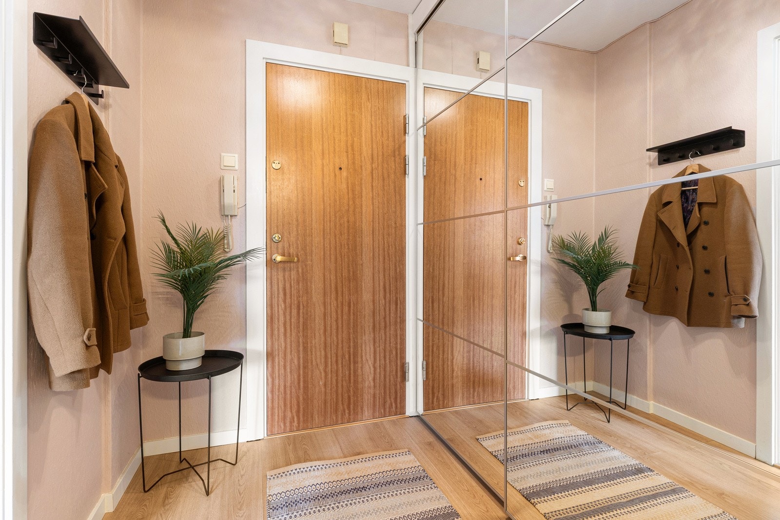 Entreen er romslig og gir et godt førsteinntrykk av leiligheten. Galleribilde