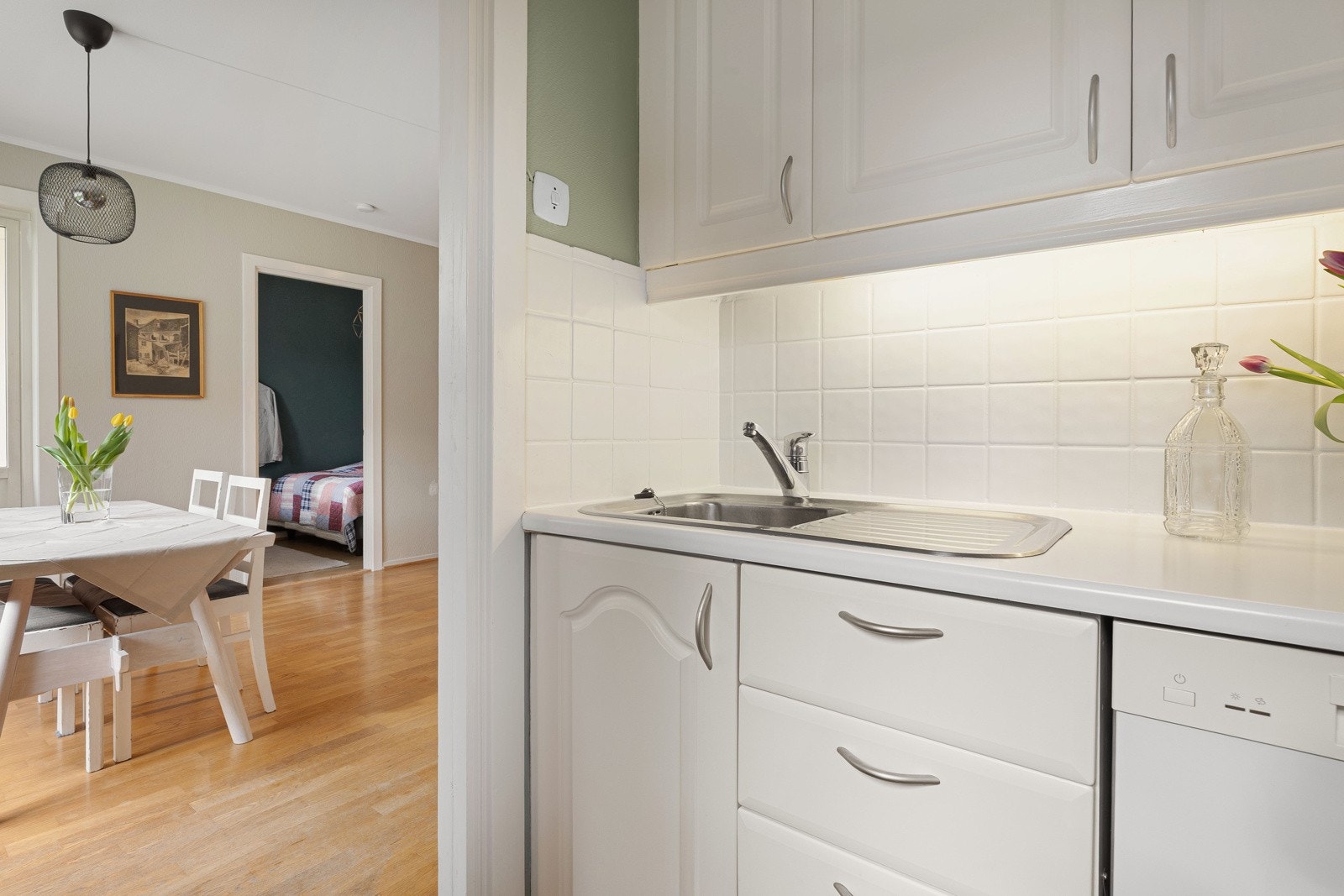 Kjøkkenet har innredning med profilerte fronter. Galleribilde