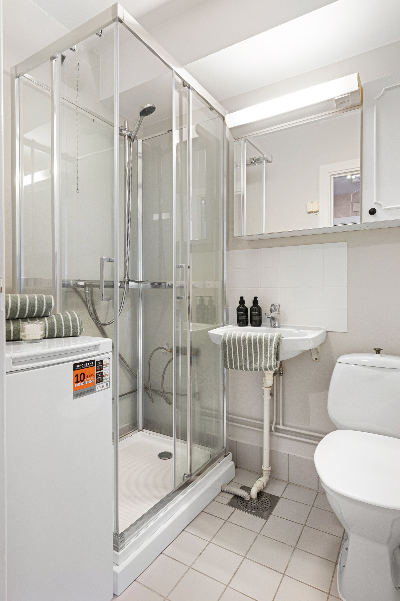 Nytt dusjkabinett fra 2023 og ny termostat til gulvvarme i 2025. Galleribilde