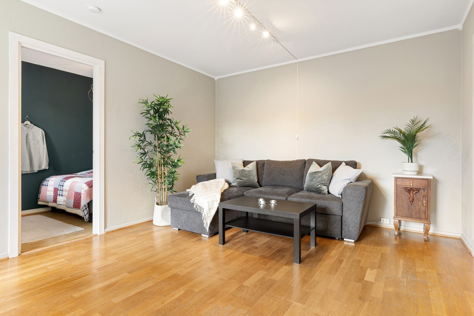 Videre er det god plass for sofaløsning med tilhørende møblement. Galleribilde