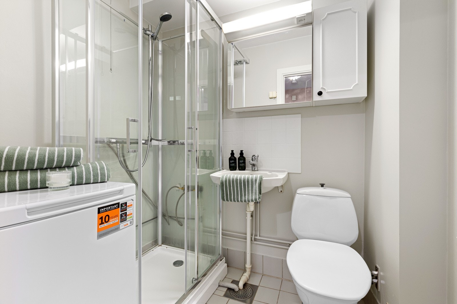 Badet har fliser på gulv og malte vegger. Galleribilde