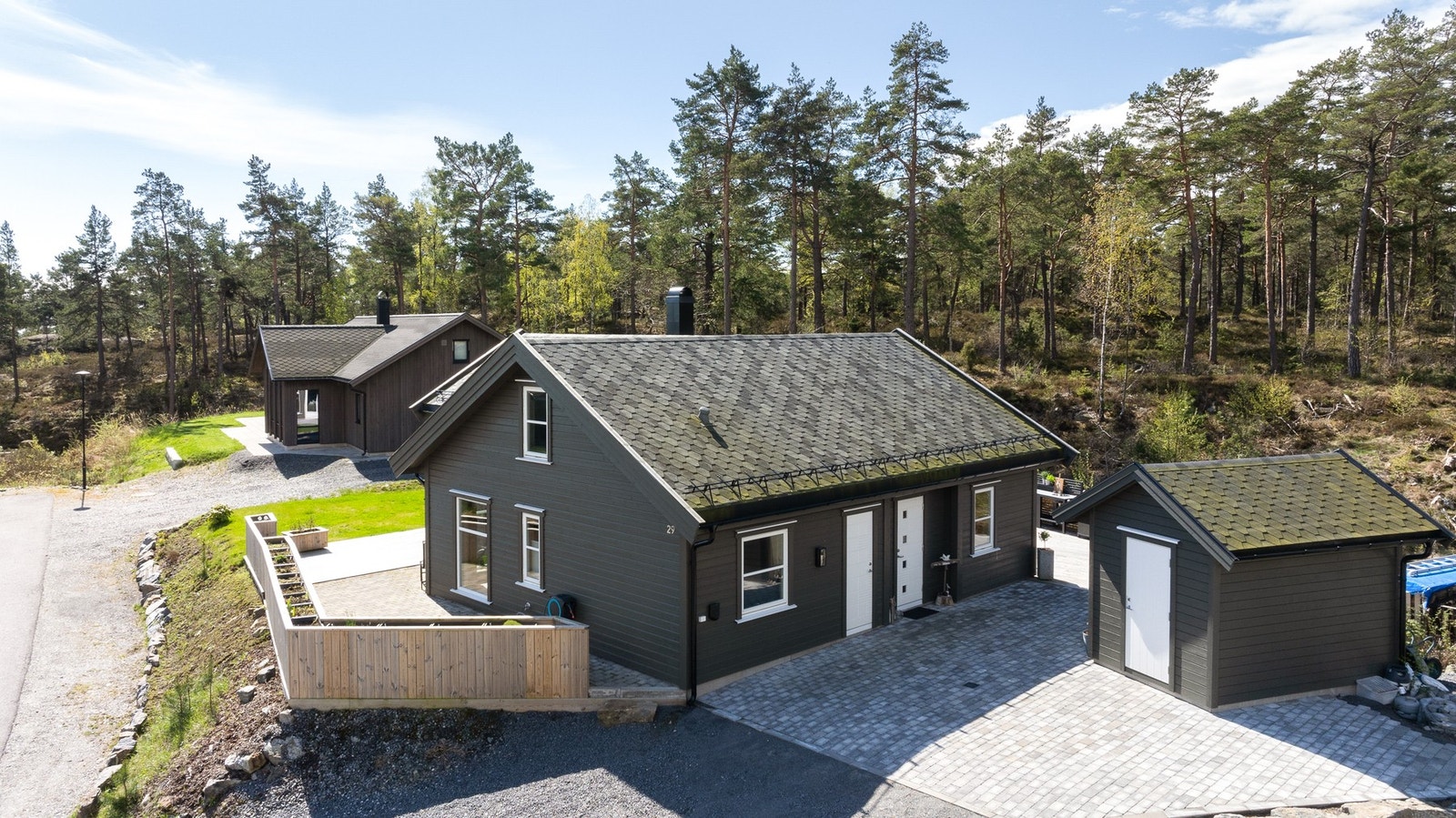 Her kjører man til døren og kan sette bilen til lading. Galleribilde