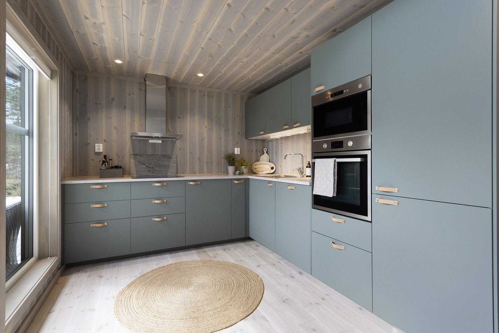 Delikat kjøkken med integrerte hvitevarer Galleribilde