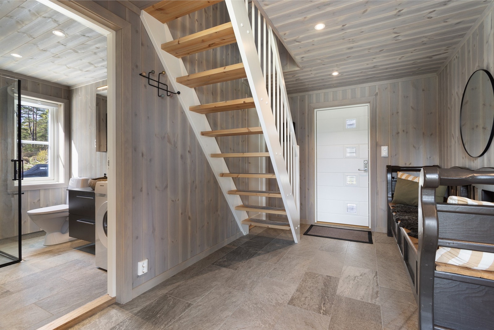 Romslig Entrè med flis og varmekabel i gulv. Galleribilde