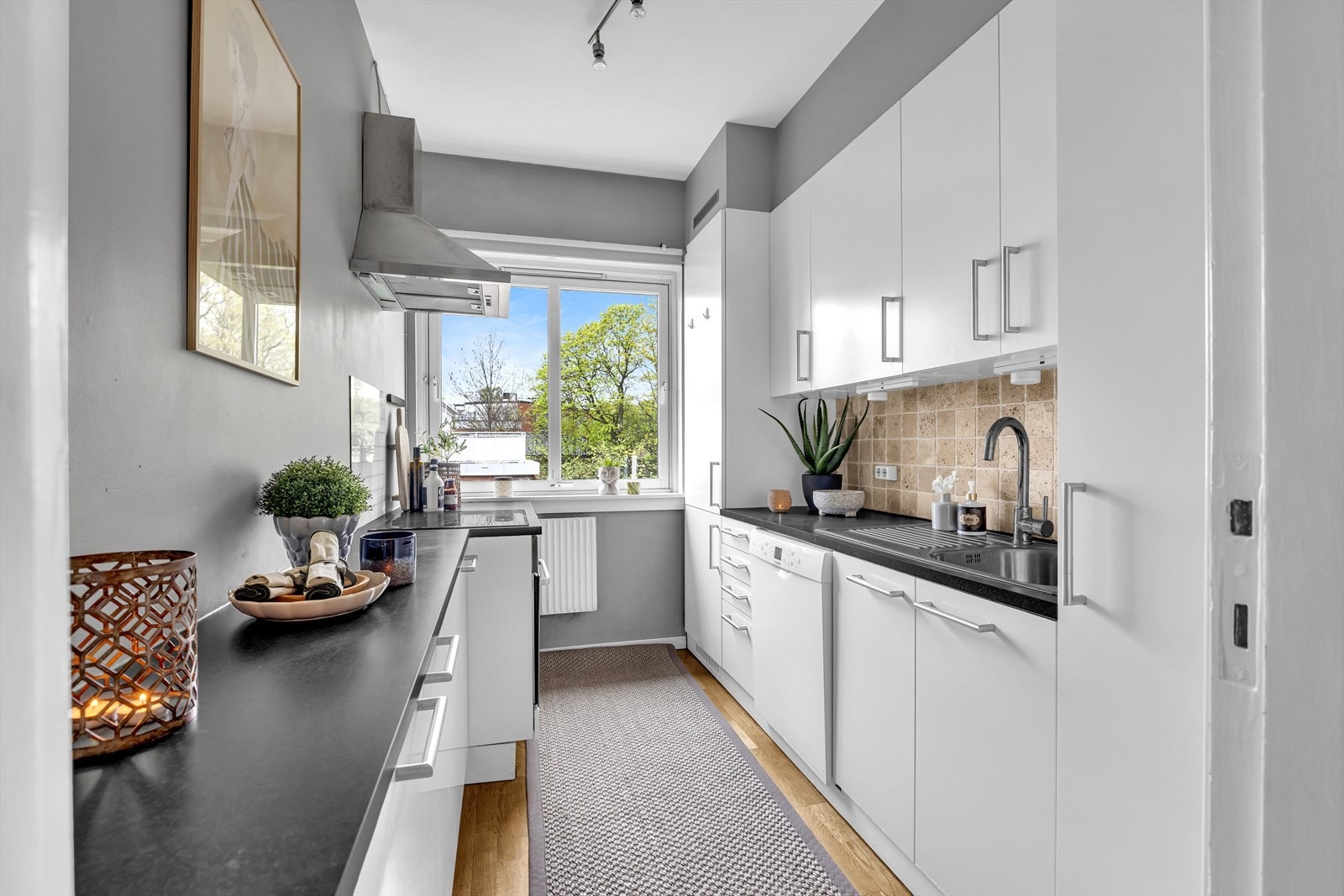 Kjøkkenet ligger vegg i vegg med stuen og har tilgang fra entréen Galleribilde