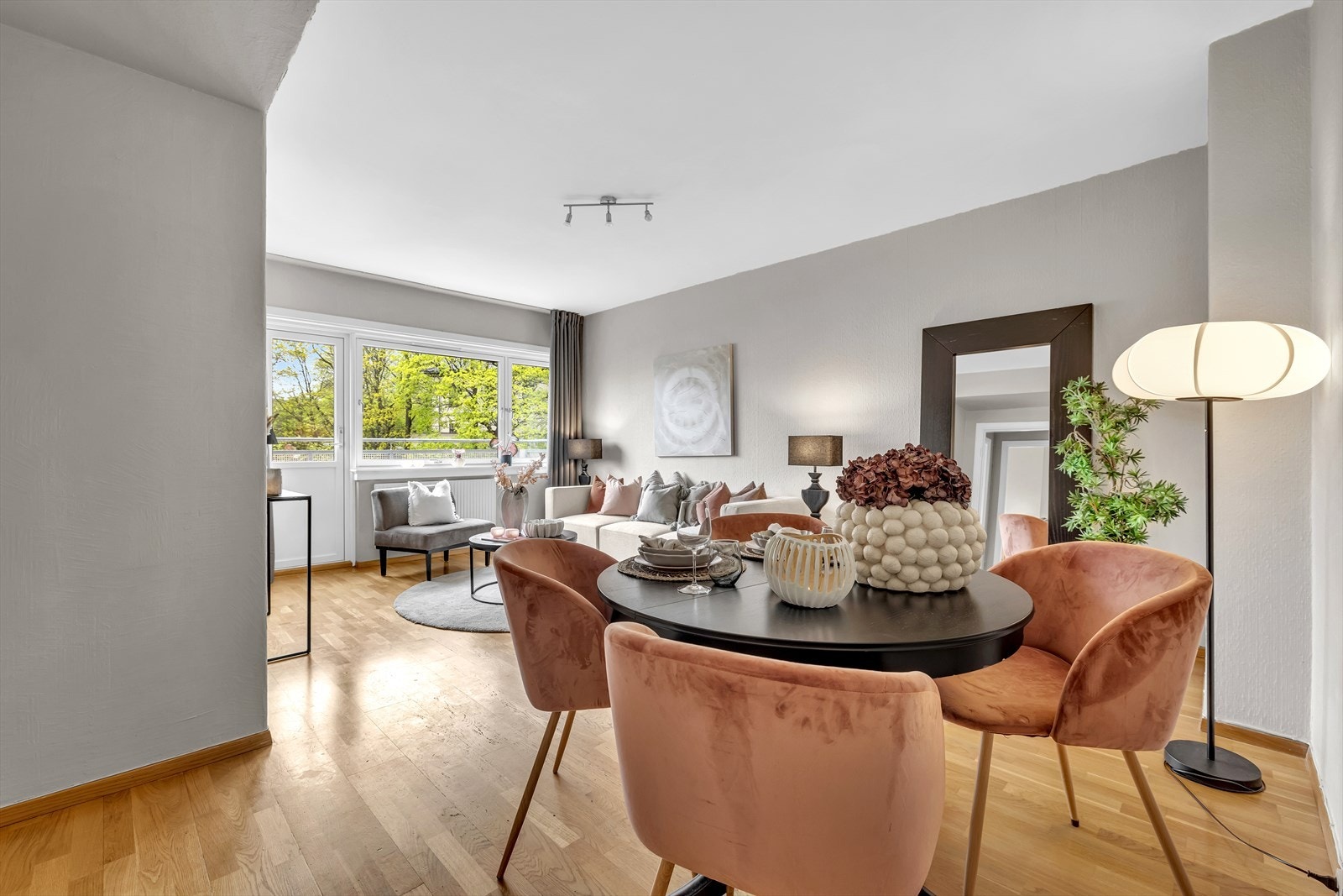 Romslig åpen stue- og kjøkkenløsning med plass til sittegruppe og spisebord Galleribilde