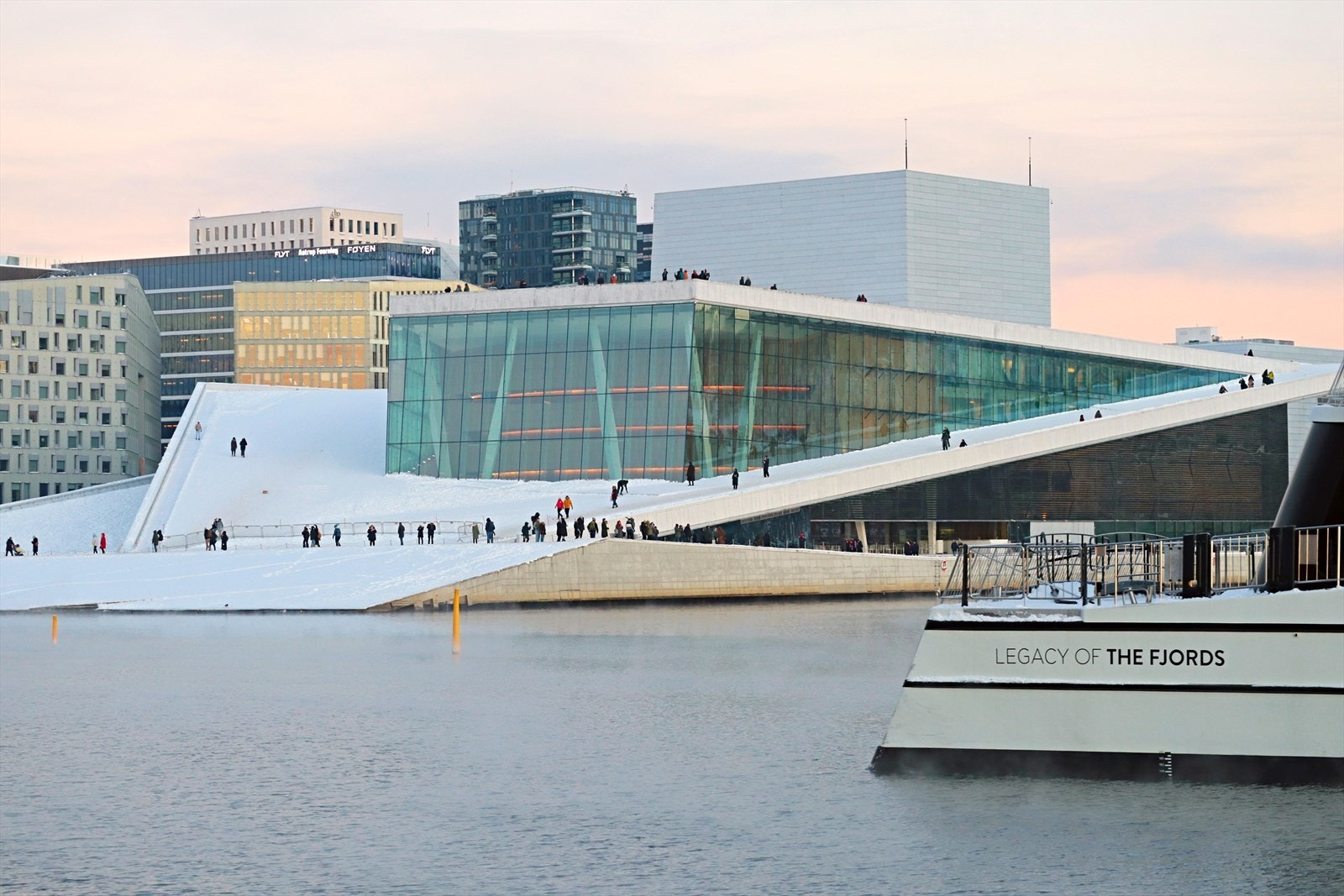 Fra boligen er det en hyggelig gåtur bort til Operaen og Barcode Galleribilde