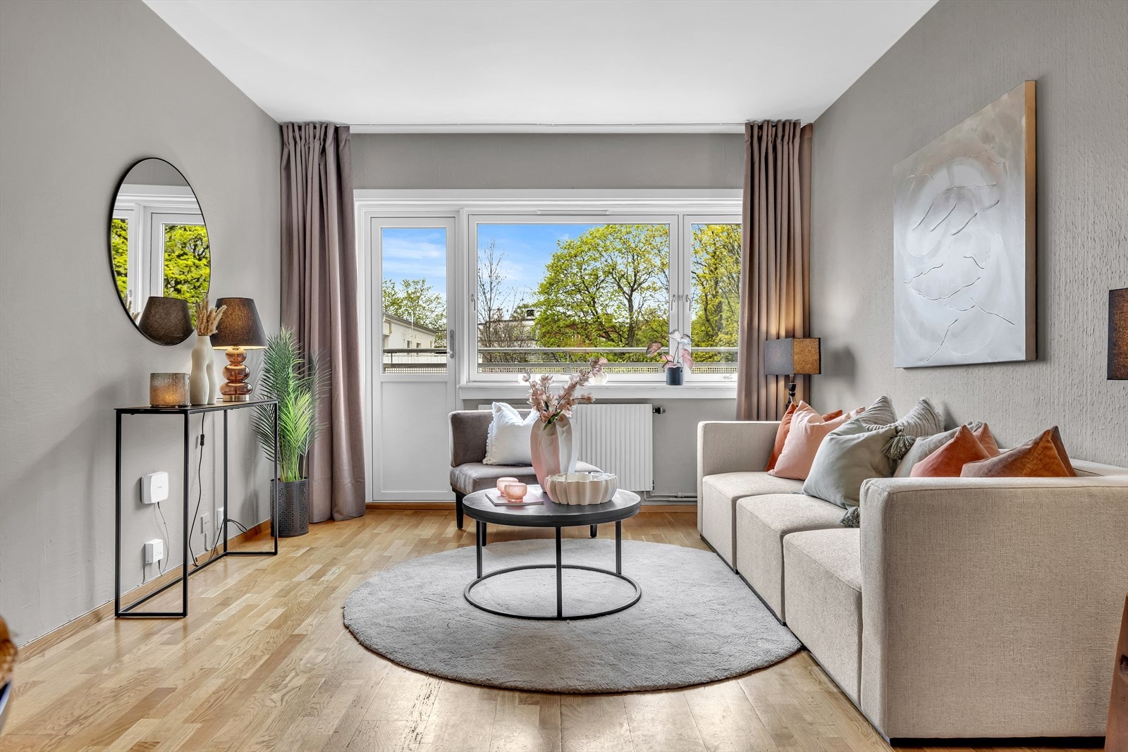 Fra stuen har du utgang til boligens balkong Galleribilde