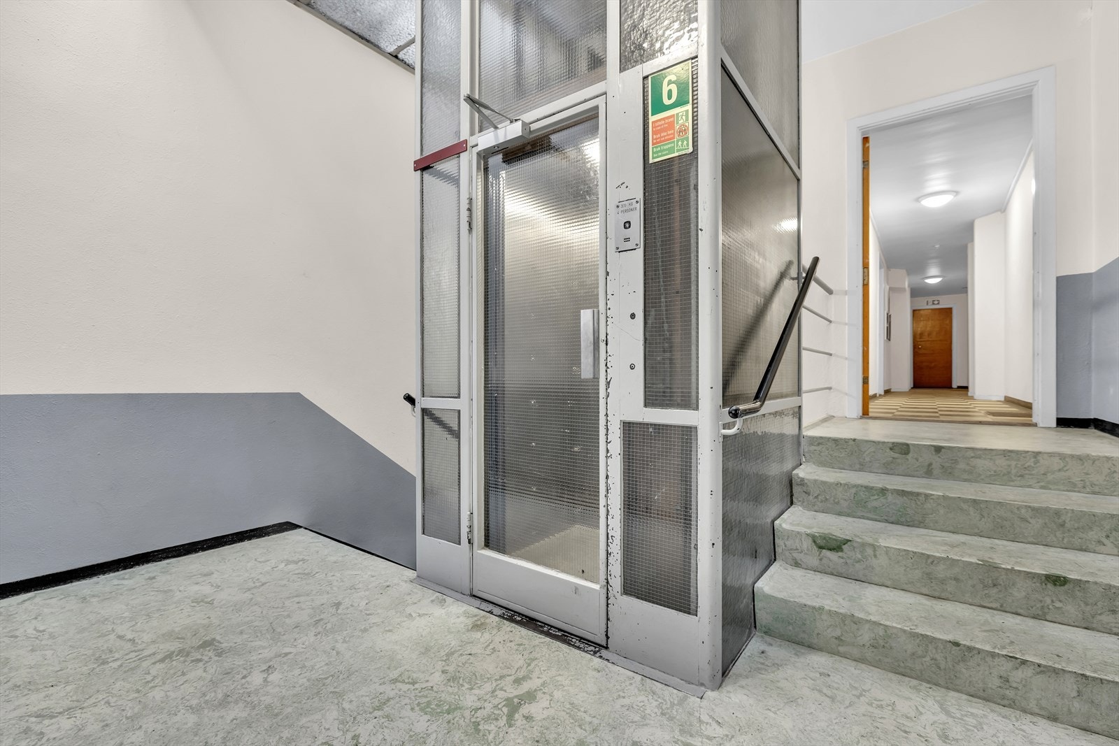 Heisadkomst til sjette etasje. Leiligheten ligger på siden bildet er tatt fra Galleribilde