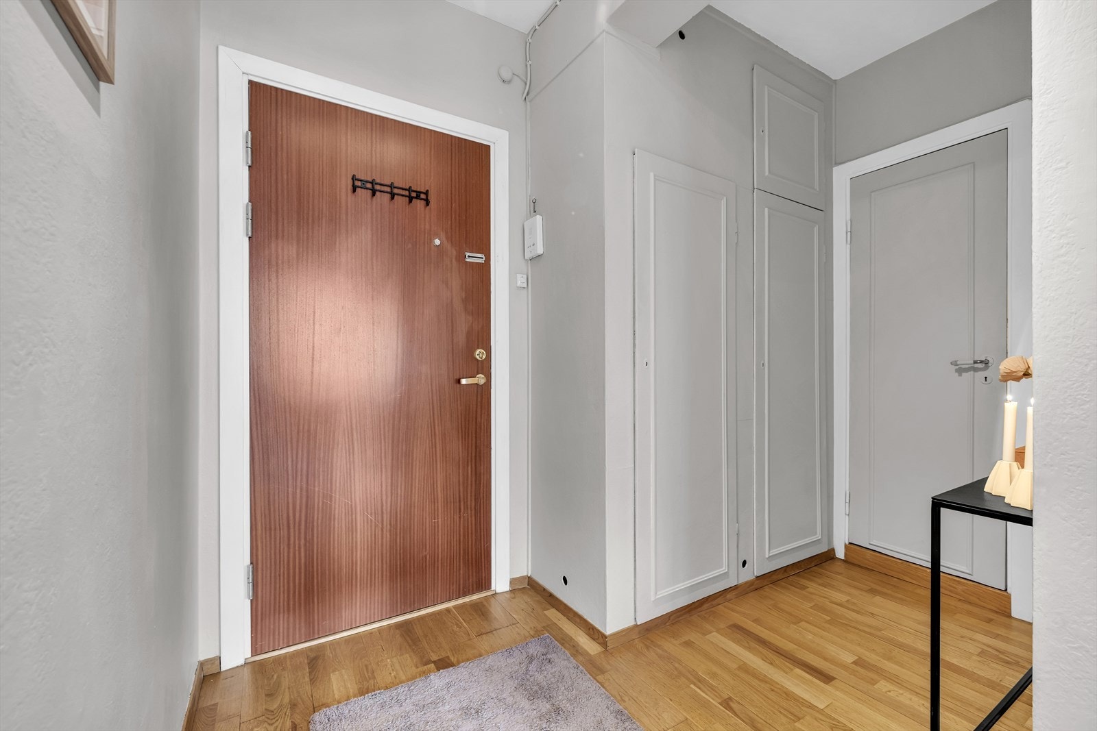 Velkommen inn! I entréen er det god plass til å henge fra yttertøy og sette fra seg sko. Garderobeskap i entréen Galleribilde