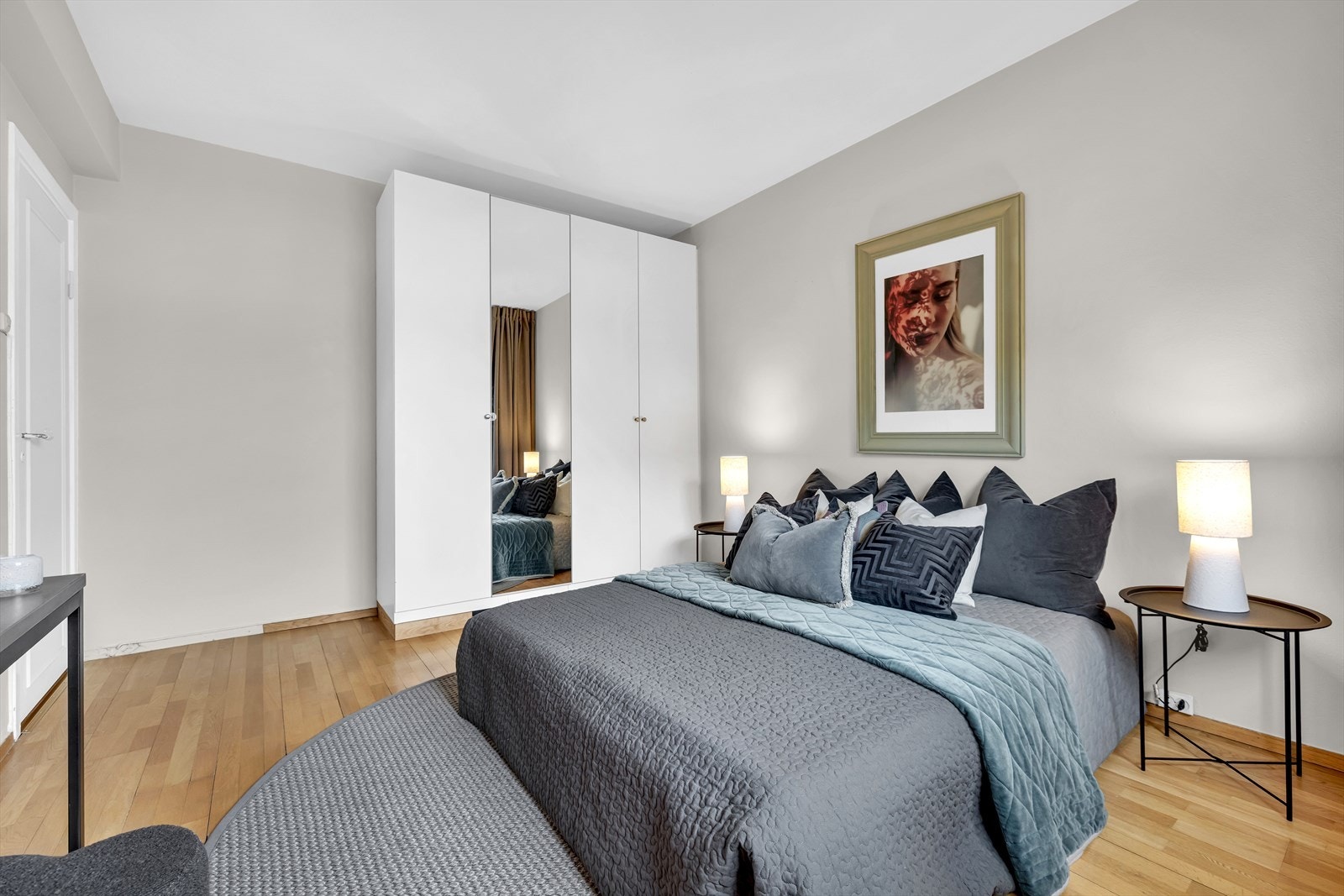 God plass til garderobeskap på soverommet Galleribilde