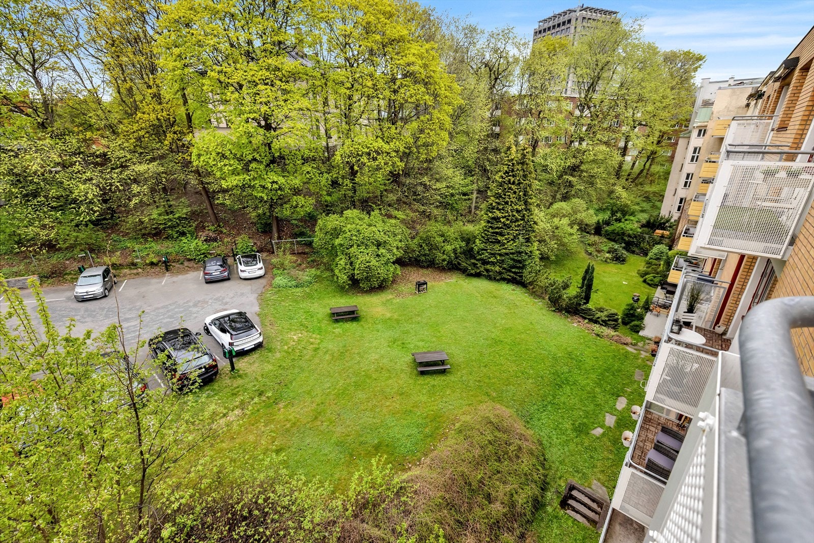 Utsyn over sameiets hyggelige fellesarealer Galleribilde