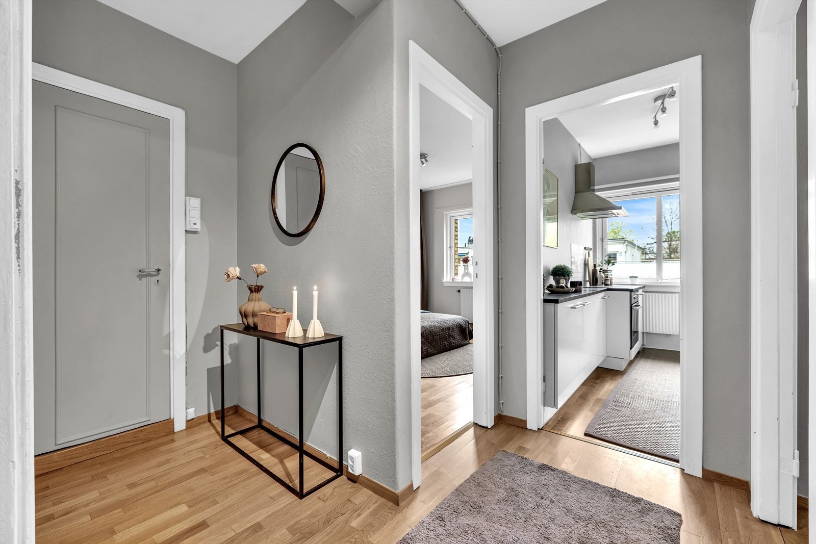 Entréen er lys og gir deg tilgang til boligens øvrige rom Galleribilde