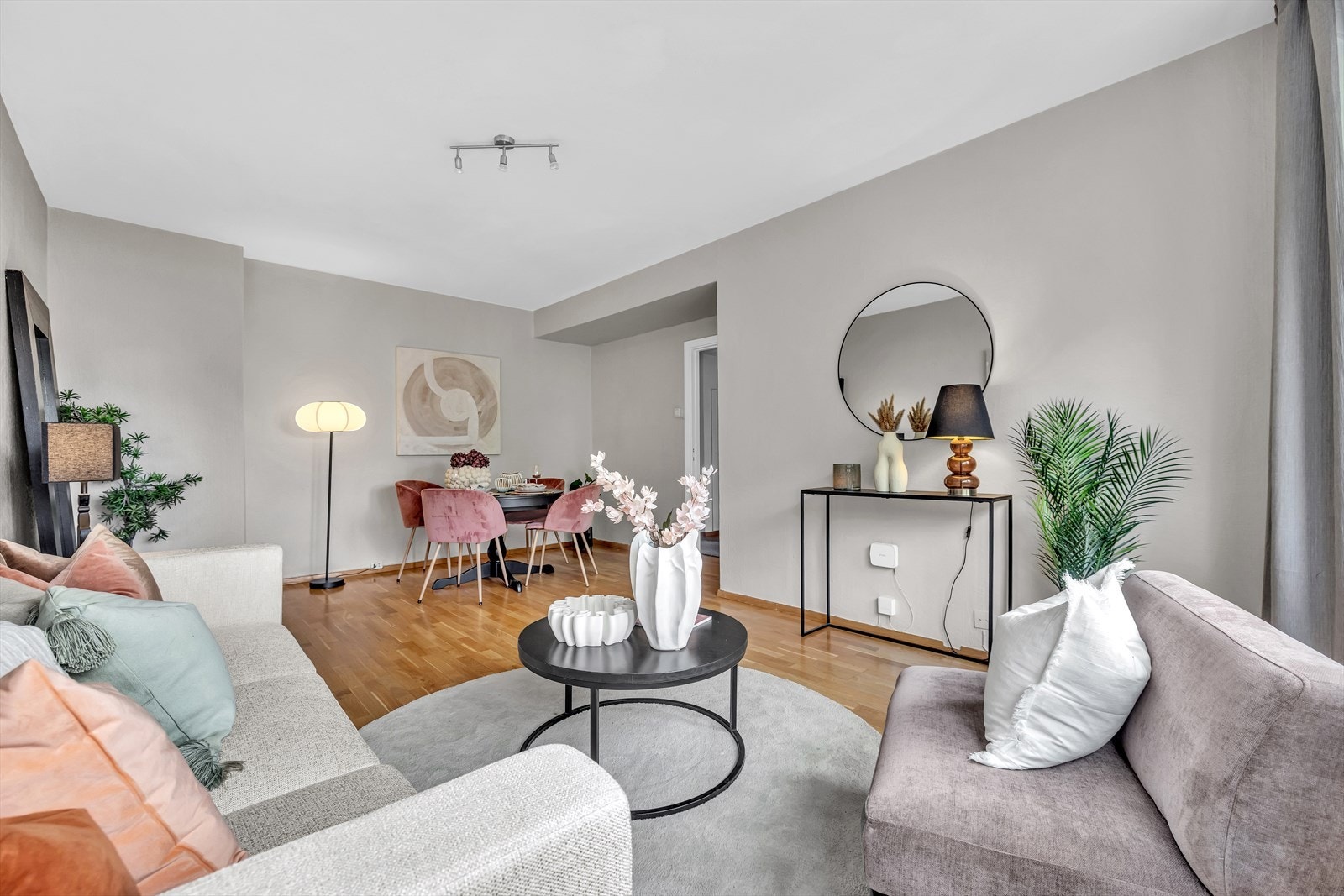 Rommets utforming muliggjør flere alternative møbleringsformer. I veggen på venstre hjørne på bildet er det pipeløp og mulighet for sette inn et ildsted Galleribilde