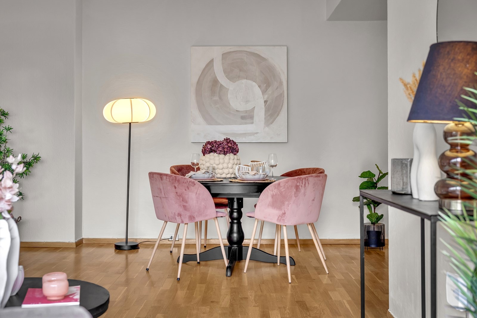 Med store vindusflater som slipper inn rikelig kan man være kreativ med lyskildene Galleribilde