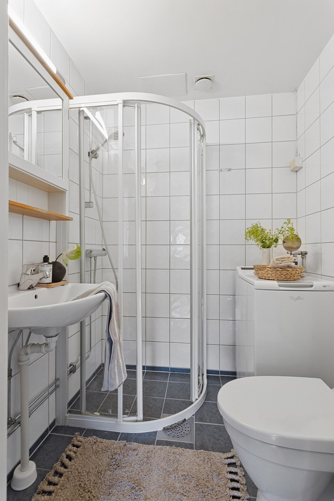 Pent flislagt bad oppusset i regi av borettslaget i 2001 med opplegg for vaskemaskin. Galleribilde