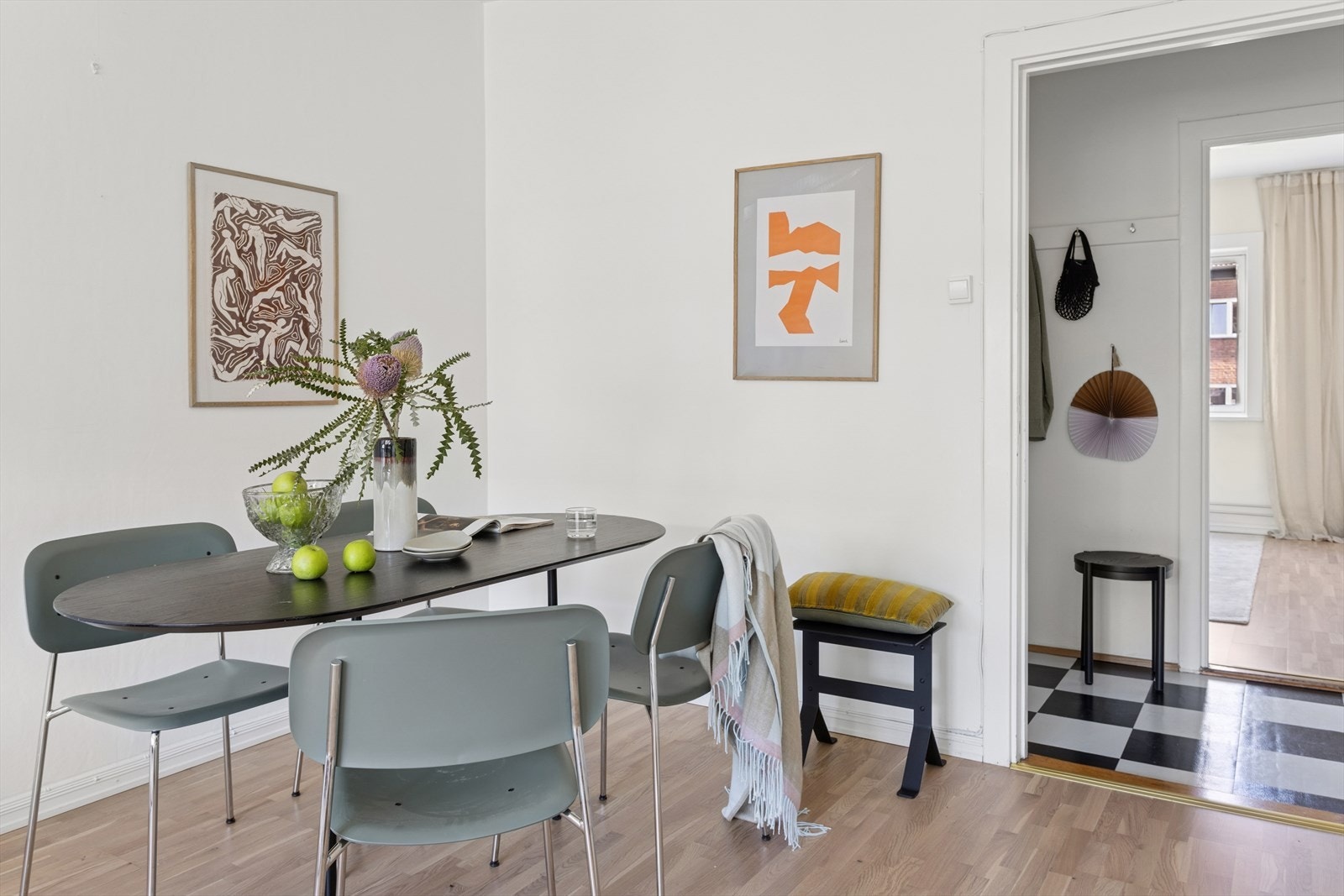 Leiligheten har en gjennomgående planløsning, som gir godt med naturlig lysinnslipp i boligen. Galleribilde