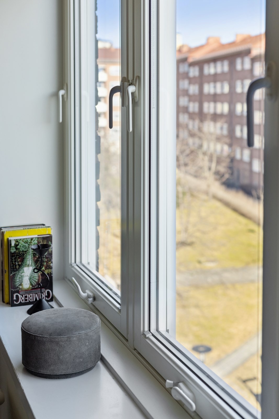 Soverommet vender ut mot en rolig bakgård. Galleribilde