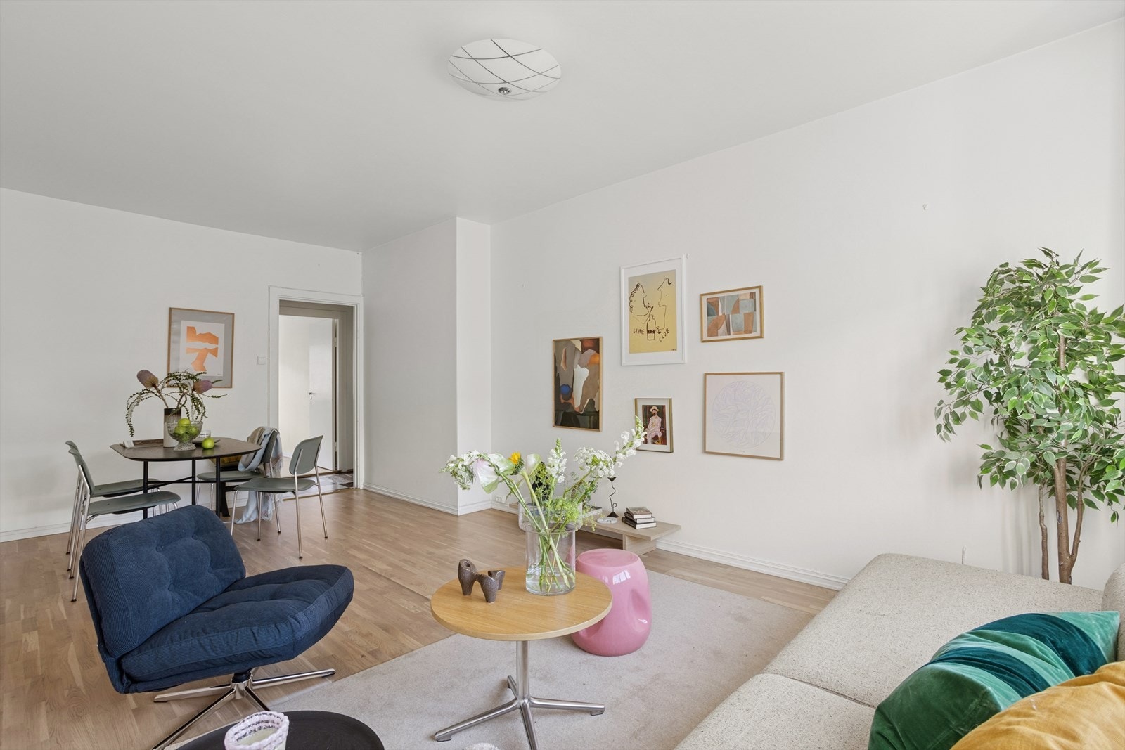 Stuen er møbleringsvennlig og fremstår som innbydende, med soner for sofagruppe, TV-møblement og spisestue. Galleribilde