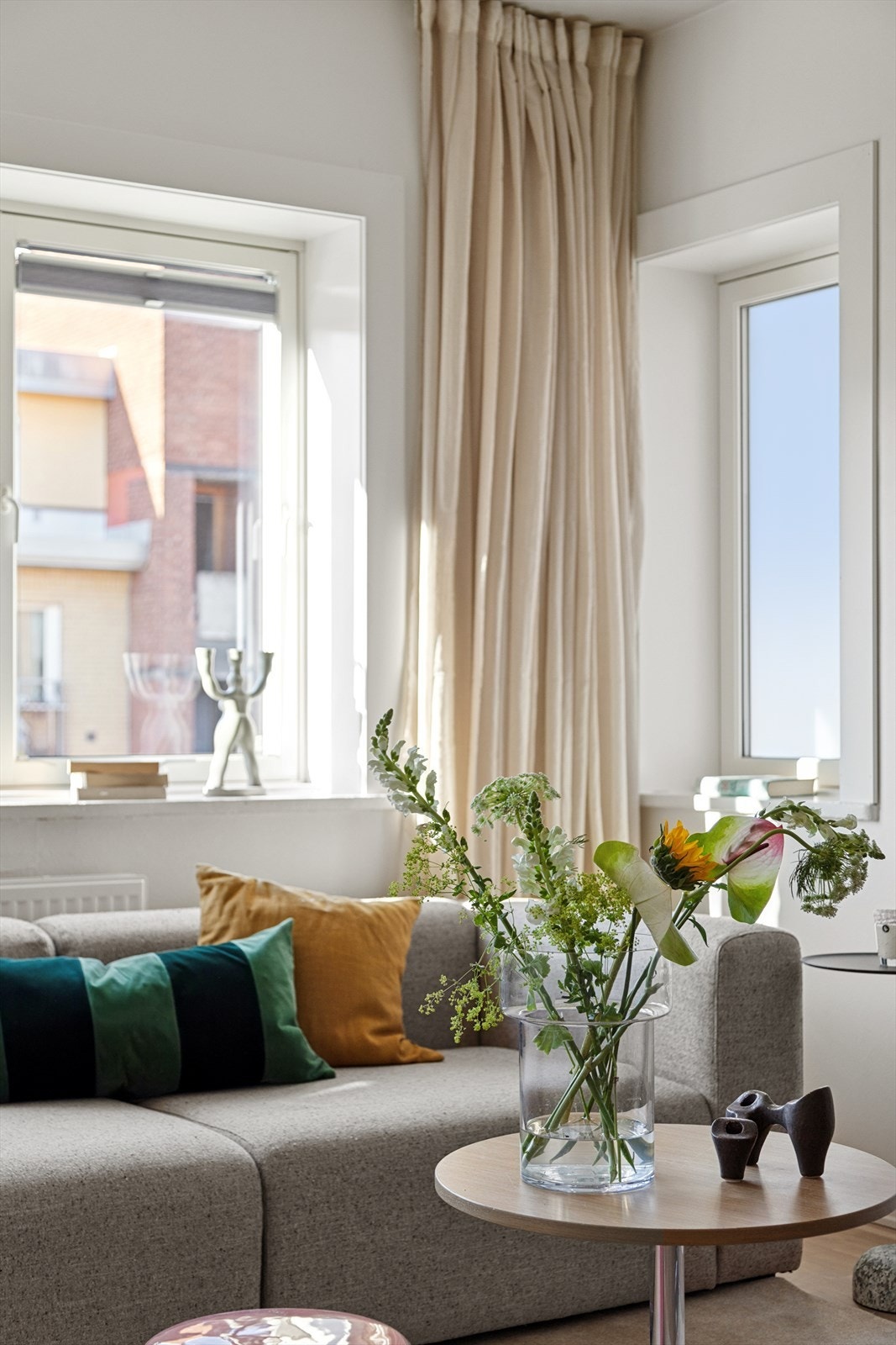 Leiligheten har en gjennomgående planløsning med store vindusflater og god takhøyde som gir et lyst og luftig preg. Galleribilde