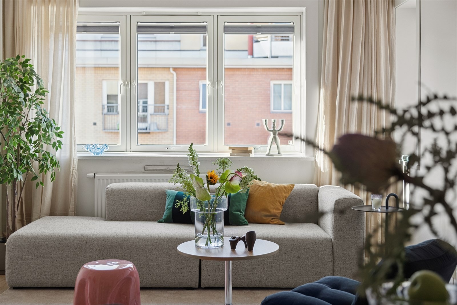 Dette er en lys og innbydende 2-roms leilighet med populær beliggenhet på Sofienberg/Grünerløkka. Galleribilde